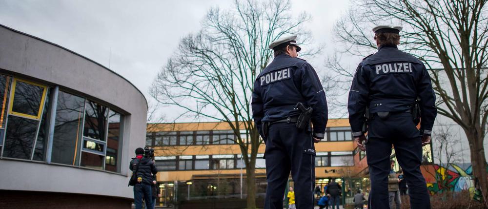Polizisten vor der Schule in Lünen. 