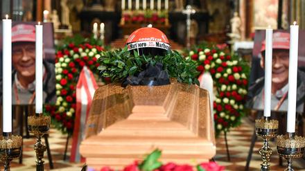 Niki Laudas Helm wurde für die Trauerfeier auf seinem Sarg plaziert. 