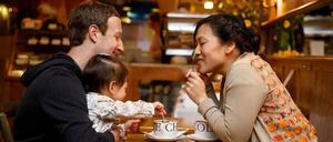 Rückkehr an den Ort des ersten Dates: Mark Zuckerberg und Priscilla Chan mit Tochter Max im Café Burdick