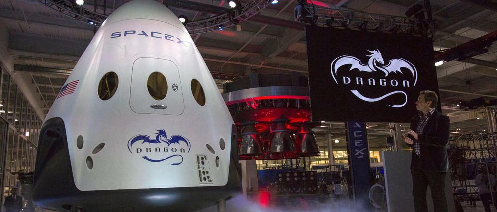 SpaceX-Chef Elon Musk neben der Raumkapsel Dragon V2.