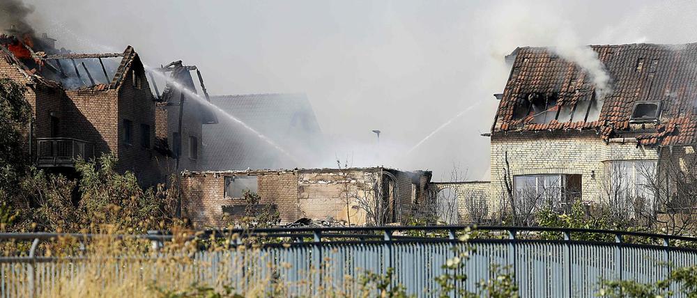 In Siegburg griff eine Böschungsbrand auf mehrere Häuser über. 