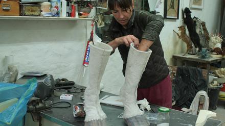 Berühmt und begehrt. Iris Schieferstein arbeitet an einem Paar Stiefel. Mit Schuhwerk in diesem Stil wurde sie international bekannt.