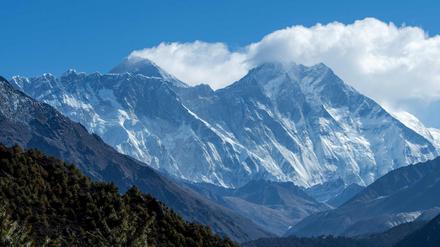 Höchster Gipfel der Welt: der Mount Everest (links im Bild)