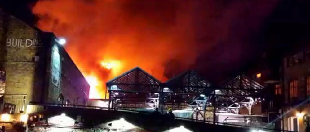 Eine Markthalle auf dem Camden Market steht in Flammen. 