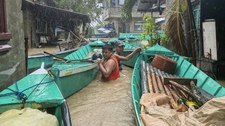 Mindestens elf Menschen kamen durch die Wassermassen infolge des Tropensturms „Doksuri“ in der Hauptstadt ums Leben.