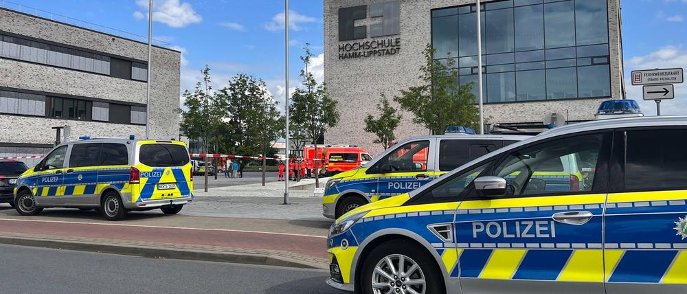 Einsatzfahrzeuge der Polizei stehen vor dem Gebäude der Hochschule Hamm-Lippstadt.