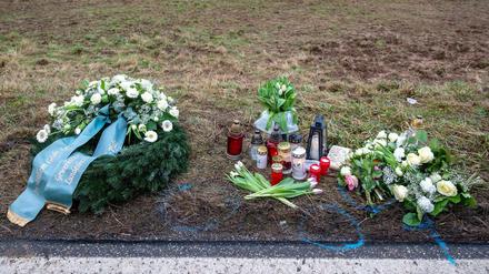 Ein Kranz sowie Blumen und Kerzen liegen am Tatort an der Kreisstraße 22 bei Ulmet (Rheinland-Pfalz) zum Gedenken. 