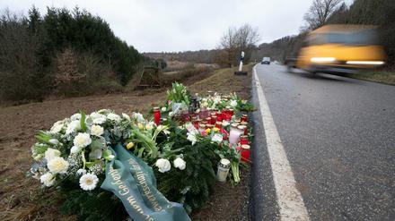 Blumen und Kerzen stehen an dem Tatort, an dem Ende Januar 2022 bei Kusel zwei Polizeibeamte erschossen wurden (Archivbild).