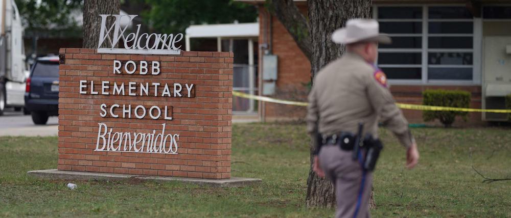 Ein Polizist vor der Robb Elementary School in Uvalde, Texas, in der die Tat geschah.