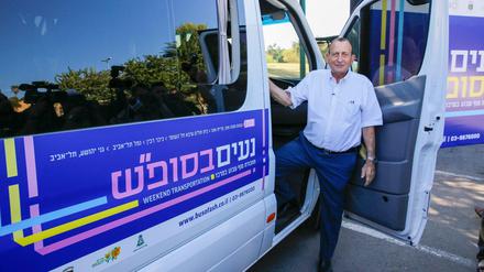 „Wochenend-Transport“: Tel Avivs Bürgermeister Ron Chuldai mit einem der neuen Busse, die nun am Sabbat in Tel Aviv fahren. 