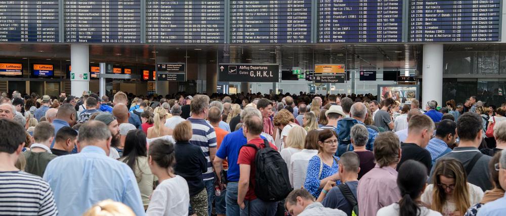 Am Flughafen in München mussten tausende Passagiere warten. 