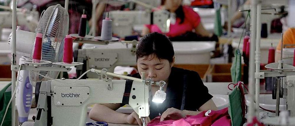 US-amerikanische und europäische Bekleidungsketten lassen zum Großteil in Süd-Ost-Asien produzieren. Nicht überall sind die Arbeitsbedingungen so gut wie in dieser Fabrik in China.