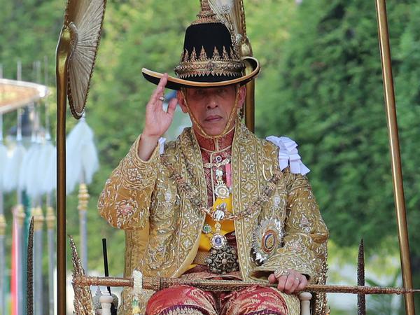 Maha Vajiralongkorn wurde bei seiner Krönungszeremonie auf einer Sänfte durch die Stadt getragen.