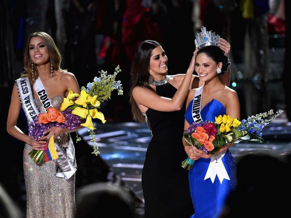Nach einer kurzen Verwechselung des Moderators bekommt die neue Miss Universe, Pia Alonzo Wurtzbach (r), die Krone überreicht.