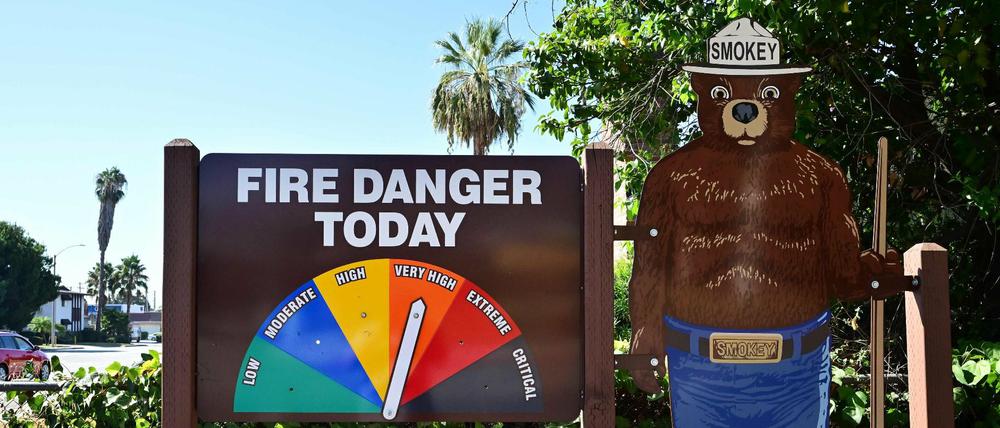 Der Pfeil auf dem Schild „Fire Danger Today“ (Brandgefahr heute) zeigt auf „Very High“ (sehr hoch).