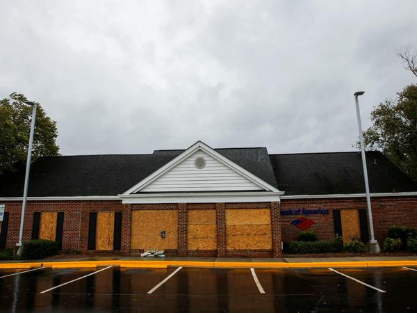Eine vor dem Unwetter geschützte Bankfiliale in der US-Stadt New Bern