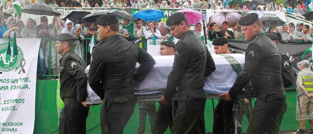 Soldaten trugen die Särge der tödlich verunglückten Spieler und Betreuer ins Stadion.
