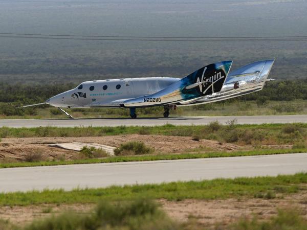 Die Virgin Galactic SpaceShipTwo nach der Landung auf dem Flughafen in New Mexico.