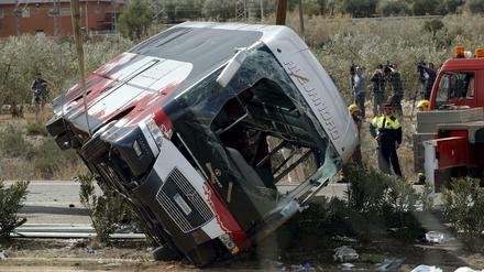 Die Ermittlungen zu der Unfallursache nach dem Busunglück in Spanien laufen.