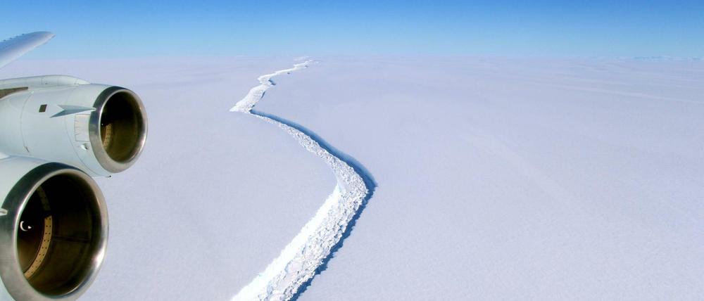 Ein gewaltiger Riss im sogenannten Larsen-C-Schelfeis in der Antarktis (Aufnahme vom 10. November 2016).
