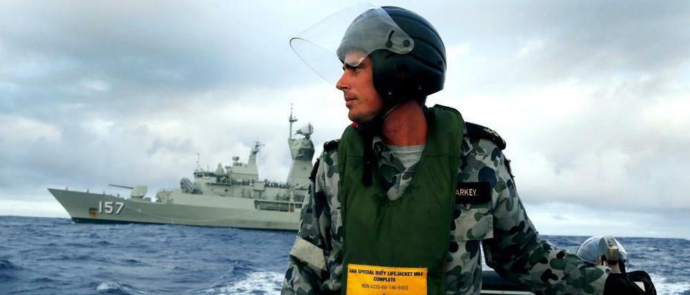 Australischer Marinesoldat im Indischen Ozean. Von Flug MH370 fehlt nach wie vor jede Spur.