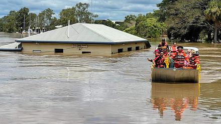 Rettungskräfte in Australien mussten Zivilisten aus überschwemmten Häusern bergen.