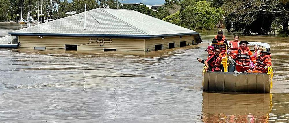 Rettungskräfte in Australien mussten Zivilisten aus überschwemmten Häusern bergen.