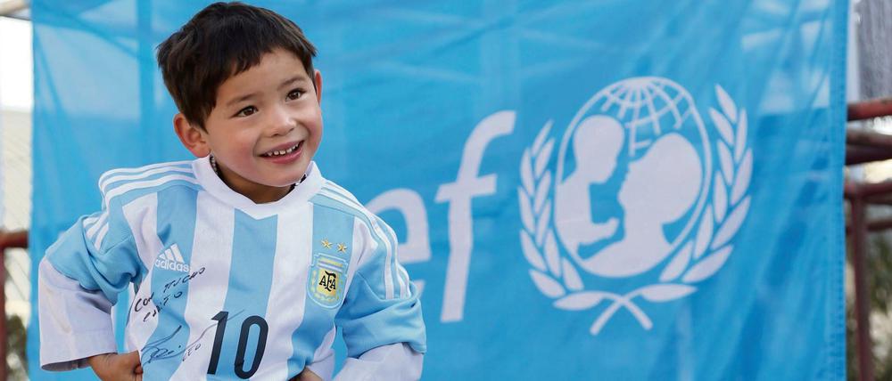 Lionel Messi schickte seinem Fan, dem fünfjährigen Murtasa Ahmadi, ein Trikot nach Afghnanistan. 
