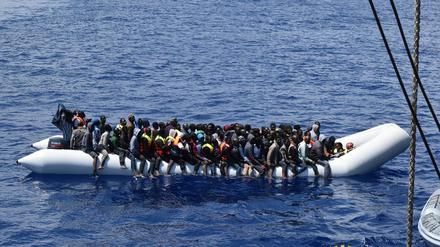 in Seenot geratenen Flüchtlinge vor der Küste von Lybien
