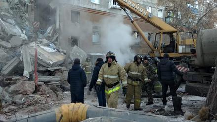 Einsatzkräfte am eingestürzten Haus in Magnitogorsk.