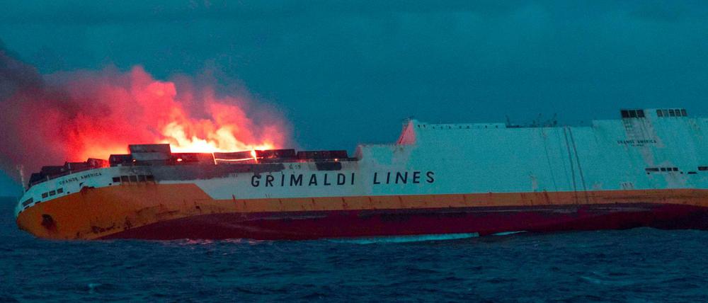 Der Frachter "Grande America" ist rund 330 Kilometer von der Küste entfernt in der Biskaya in Brand geraten.