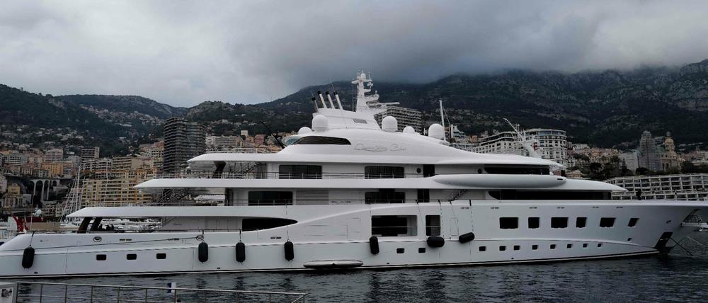 Die Yacht "Quantum Blue" des russischen Oligarchen Sergei Galitsky im Hafen von Monaco.