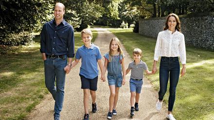 Trotz seiner neuen Rolle als britischer Thronfolger gibt sich Prinz William auf der diesjährigen royalen Weihnachtskarte mit seiner Familie betont locker und nahbar. 