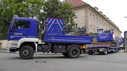 Fahrzeuge des Technischen Hilfswerkes (THW) starten von Rosenheim aus nach Slowenien, um dort die Aufräumarbeiten und den Brückenbau in den Hochwassergebieten zu unterstützen.