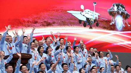 Technisches Personal im Pekinger Kontrollzentrum feiert die Landung.
