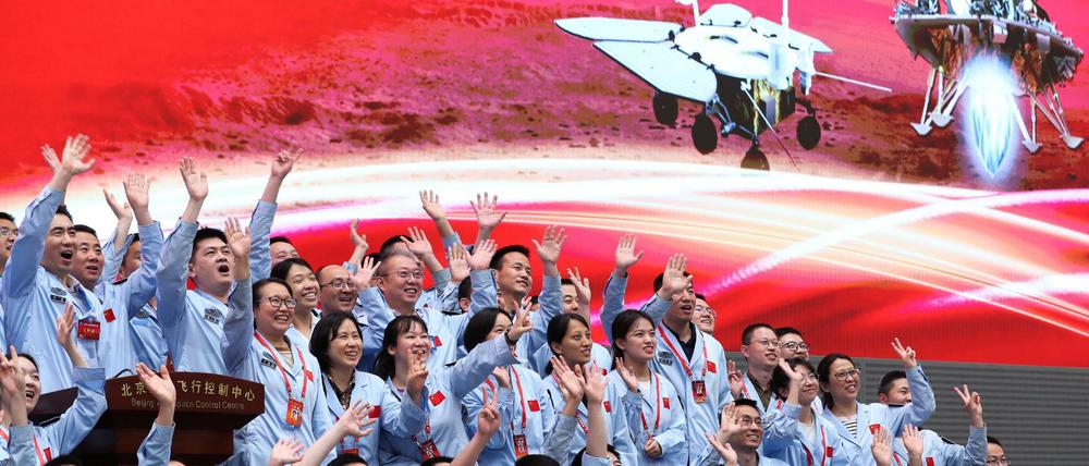 Technisches Personal im Pekinger Kontrollzentrum feiert die Landung.