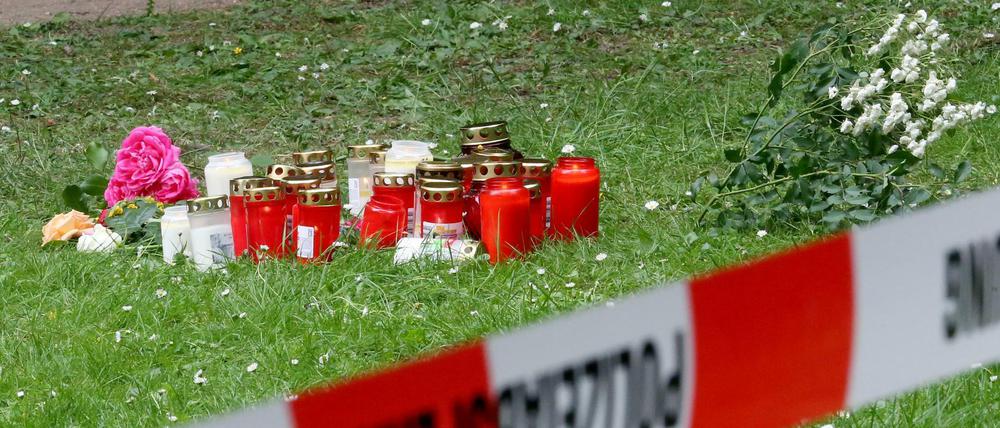 Viersen: In der Nähe der tödlichen Messerattacke auf eine 15-Jährige liegen Trauerkerzen und Blumen.