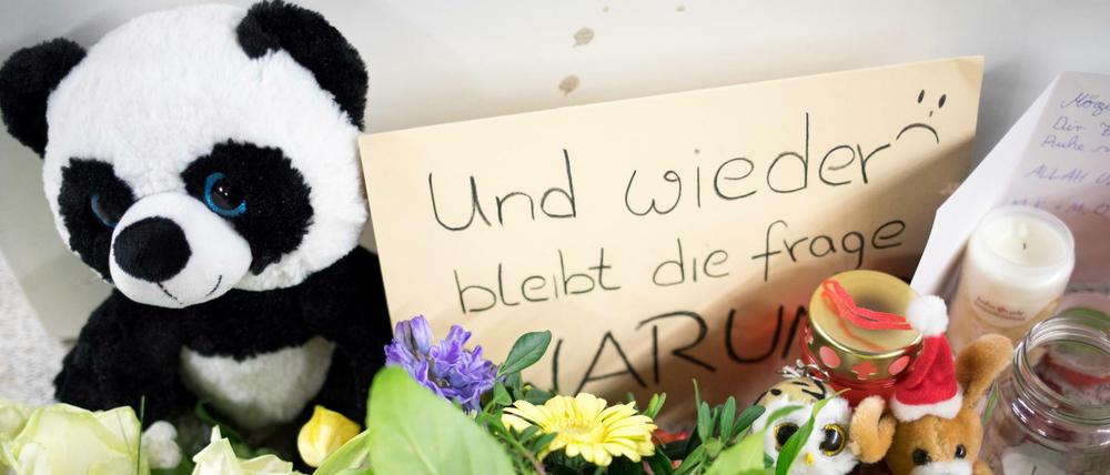 Blumen, Briefe und ein Stofftier liegen auf dem S-Bahn Steig Jungfernstieg zum Gedenken an die zwei Opfer einer tödlichen Messerattacke in Hamburg.