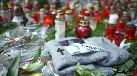 In der Nähe des Tatortes der tödlichen Messerattacke liegen Kerzen und Blumen.