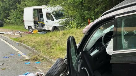 Zwei beschädigte Autos stehen am Unfallort auf einer Straße bei Fuchsmühle, einem Ortsteil des Marktes Hohenfels in der Oberpfalz.