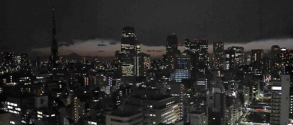 Dunkle Aussichten. Immer wieder wird in Teilen von Tokio der Strom abgestellt. Im Norden benötige man ihn dringender, sagen die Menschen. 