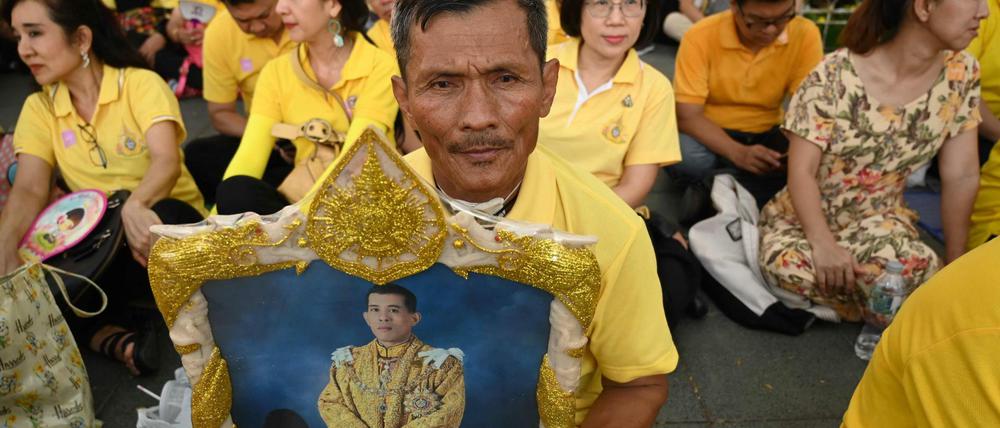 Viele in der Bevölkerung haben sich gelb angezogen – die Farbe der Monarchie in Thailand.