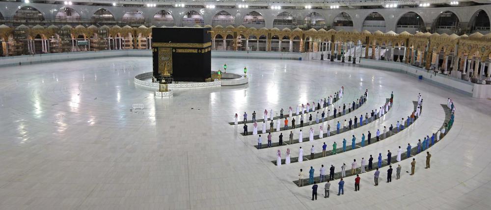 Nr wenige Gläubige beten - in gebührendem Abstand - in diesen Tagen an der Kaaba, dem heiligsten Schrein des Islam in Mekka. 
