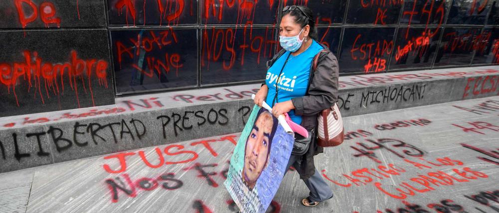 Eine Angehörige einer der vermissten 43 Studenten nimmt an einer Demonstration in Mexiko-City teil.