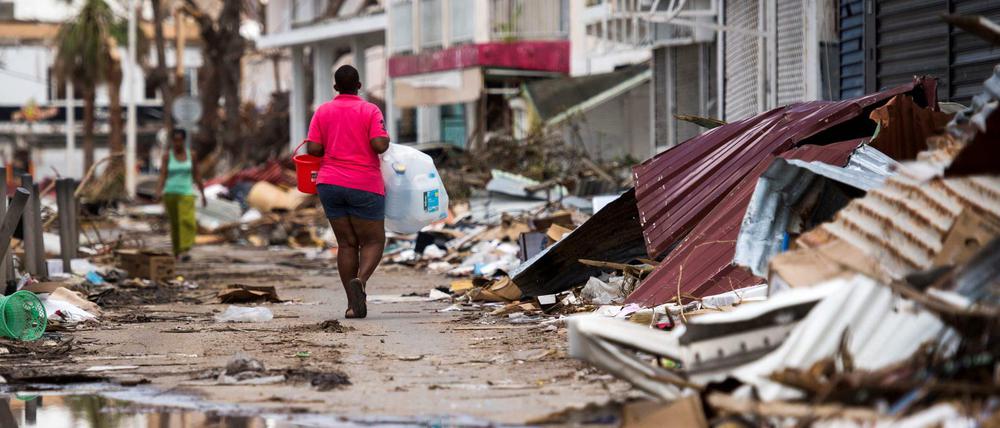 Eine Frau auf Saint-Martin zwischen der Verwüstung von Hurrikan "Irma".