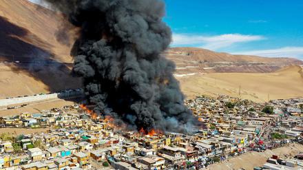 Luftaufnahme des Brandes, der das Lager "Laguna Verde" in den Hügeln der Stadt Iquique, Chile, betraf.