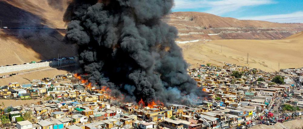 Luftaufnahme des Brandes, der das Lager "Laguna Verde" in den Hügeln der Stadt Iquique, Chile, betraf.