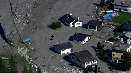 Die Luftaufnahme zeigt Teile des Schweizer Dorfes Bondo nach dem Abgang einer zweiten Mure. 