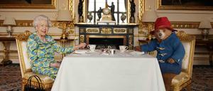 Queen Elizabeth II und Paddington Bär beim Teestündchen im Buckingham Palast