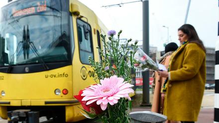 Blumen zum Gedenken an die Opfer des Angriffs in einer Straßenbahn in Utrecht